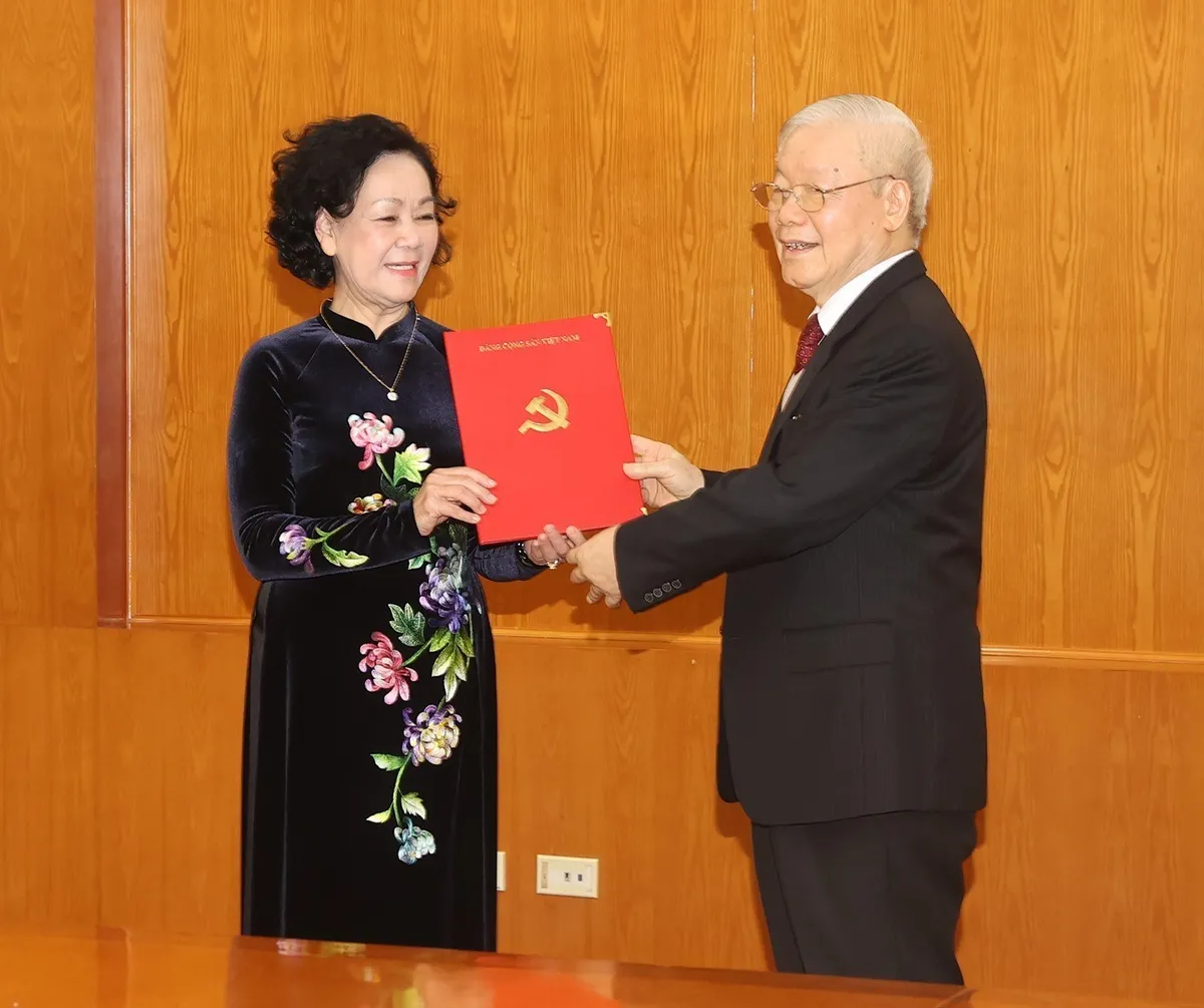 Tổng B&iacute; thư trao Quyết định ph&acirc;n c&ocirc;ng b&agrave; Trương Thị Mai giữ chức Thường trực Ban B&iacute; thư  - Ảnh 1.