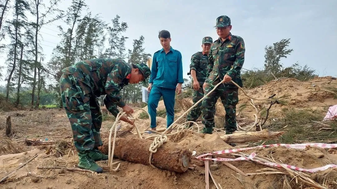 Xử lý an toàn quả bom trên 150 kg, còn nguyên ngòi nổ - Ảnh 1.