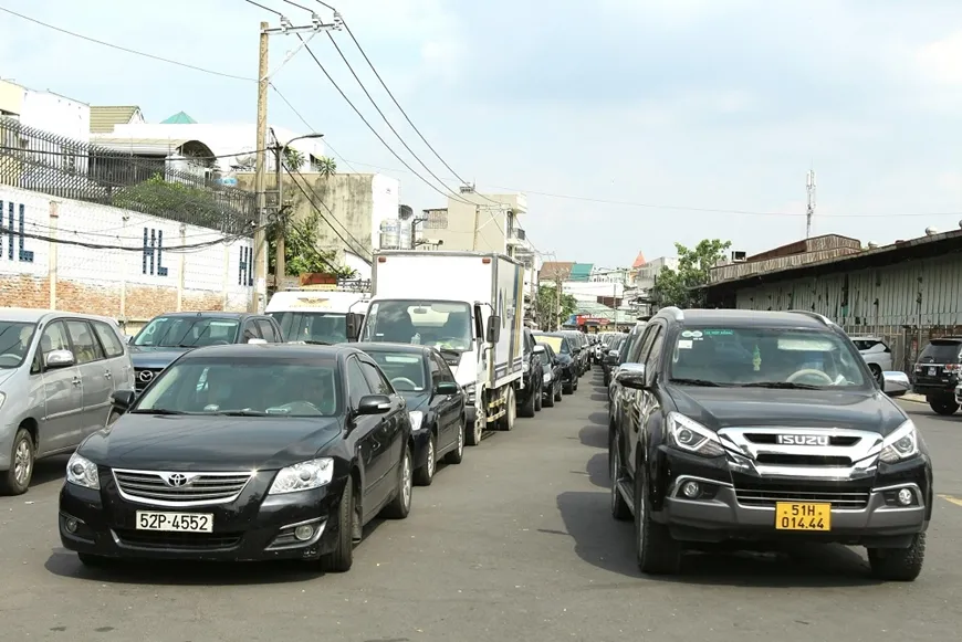 Ùn ứ tại các trung tâm đăng kiểm ở TP Hồ Chí Minh - Ảnh 1.