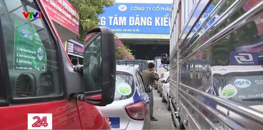 Hà Nội: Xếp hàng 1 km, ăn bánh mì trên xe nhiều ngày để chờ đăng kiểm - Ảnh 5.