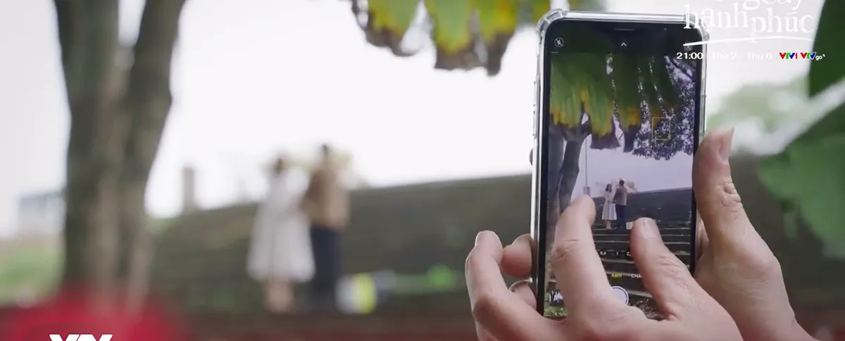 Dưới b&oacute;ng c&acirc;y hạnh ph&uacute;c - Tập 32: Quyết chụp l&eacute;n Hồng - Đạt nắm tay? - Ảnh 4.