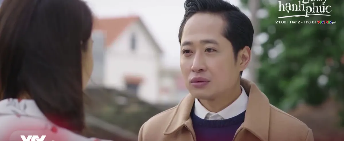 Dưới b&oacute;ng c&acirc;y hạnh ph&uacute;c - Tập 32: Quyết chụp l&eacute;n Hồng - Đạt nắm tay? - Ảnh 2.