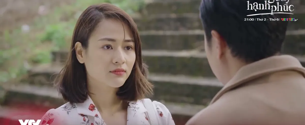 Dưới b&oacute;ng c&acirc;y hạnh ph&uacute;c - Tập 32: Quyết chụp l&eacute;n Hồng - Đạt nắm tay? - Ảnh 1.