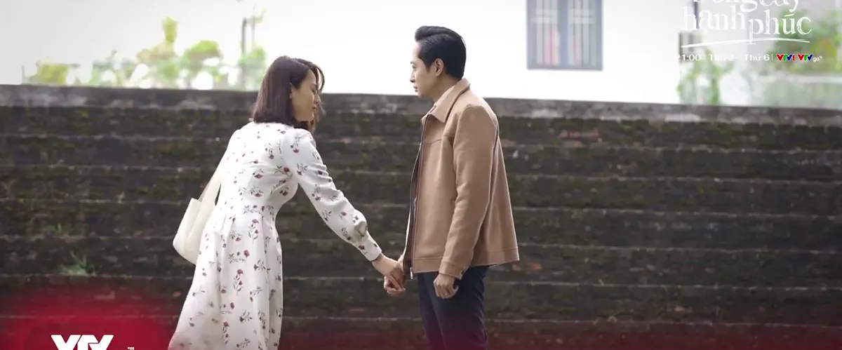 Dưới b&oacute;ng c&acirc;y hạnh ph&uacute;c - Tập 32: Quyết chụp l&eacute;n Hồng - Đạt nắm tay? - Ảnh 3.