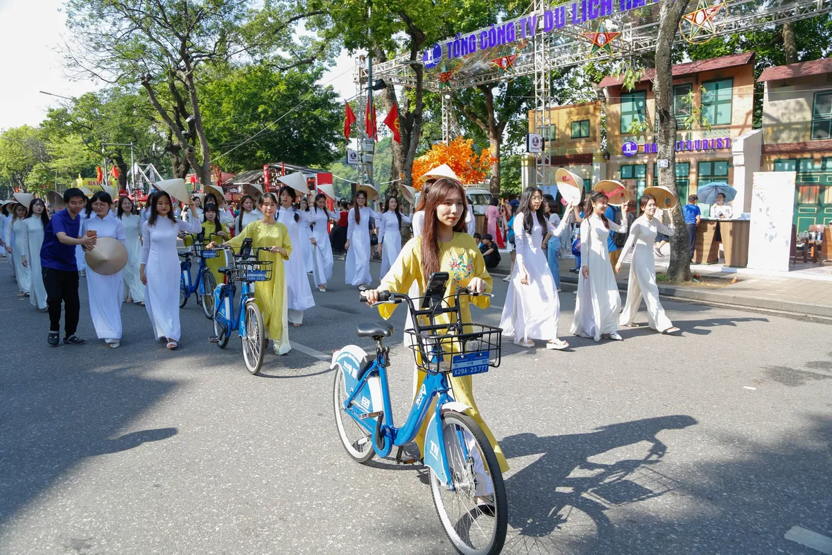 Hơn 1.500 người tham gia diễu hành tại Carnaval mùa thu Hà Nội - Ảnh 10.