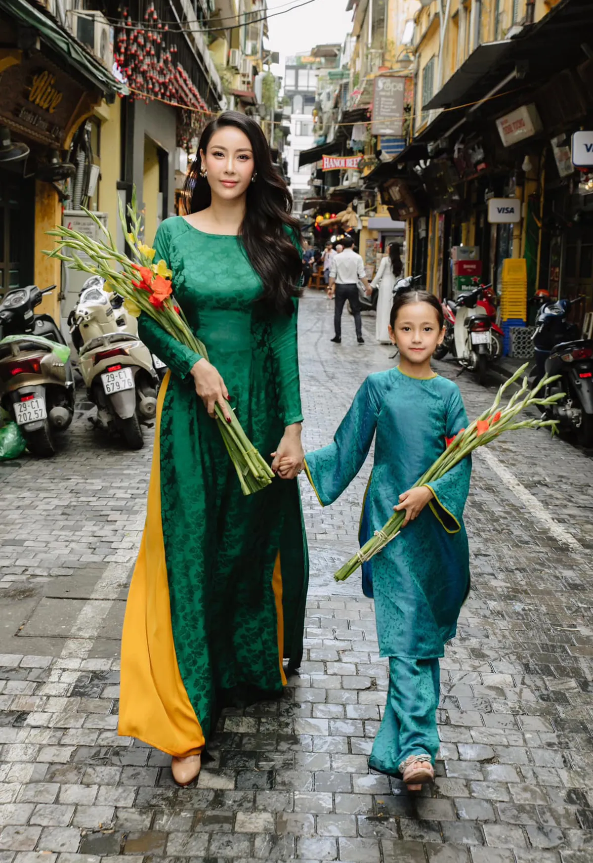 Jennifer Phạm và chồng doanh nhân kỉ niệm 14 năm yêu nhau, MC Mai Ngọc duyên dáng bên NSND Như Quỳnh - Ảnh 3.