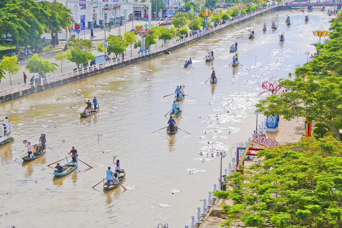 Hậu Giang: 150 người trình diễn áo bà ba trên sông - Ảnh 1.