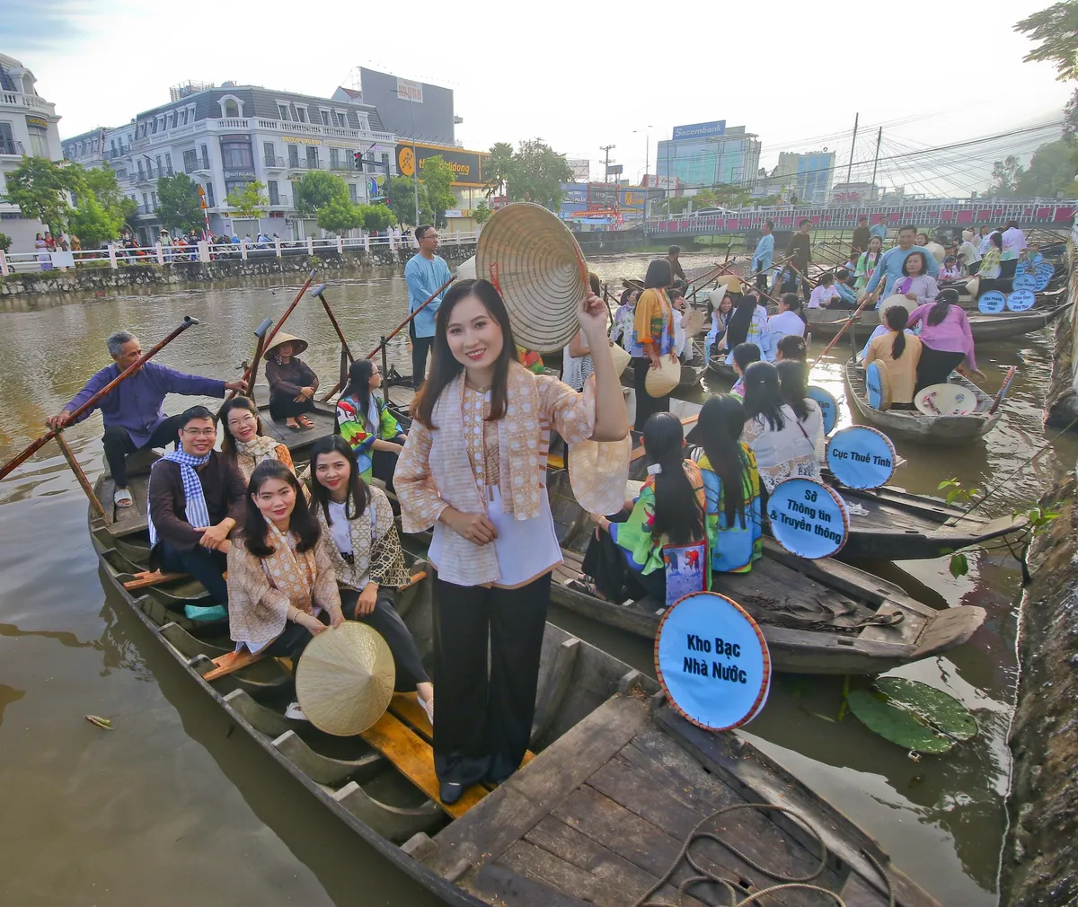 Hậu Giang: 150 người trình diễn áo bà ba trên sông - Ảnh 4.