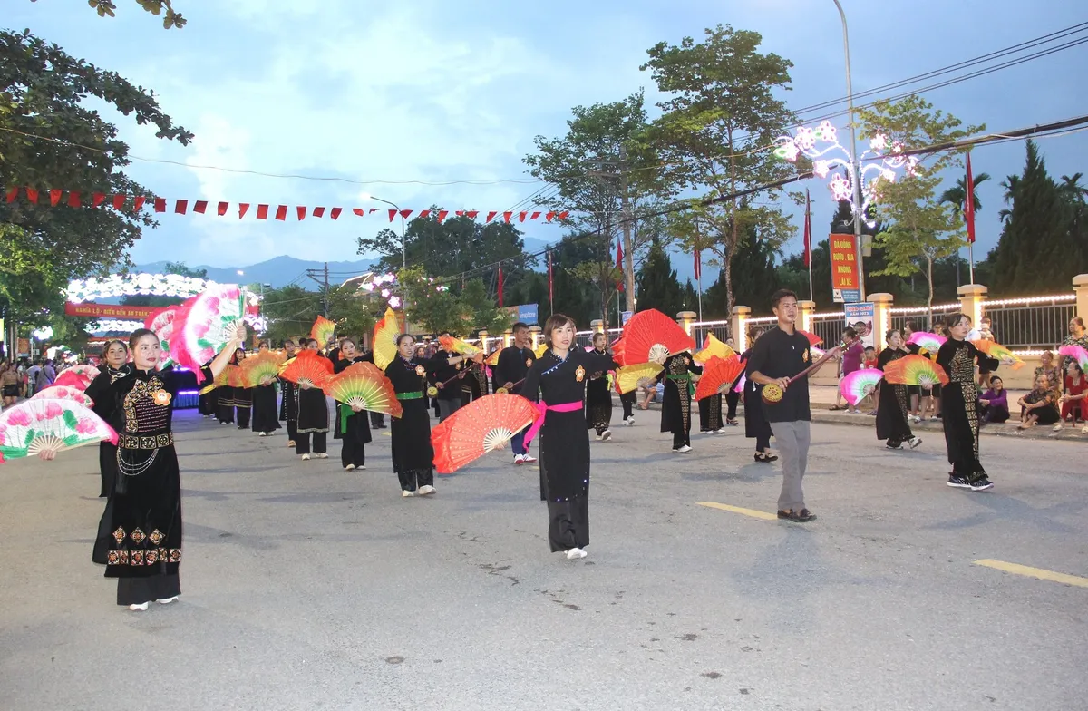 Sắc m&agrave;u văn h&oacute;a độc đ&aacute;o tại Lễ hội Văn h&oacute;a, Du lịch Mường L&ograve; - Ảnh 2.