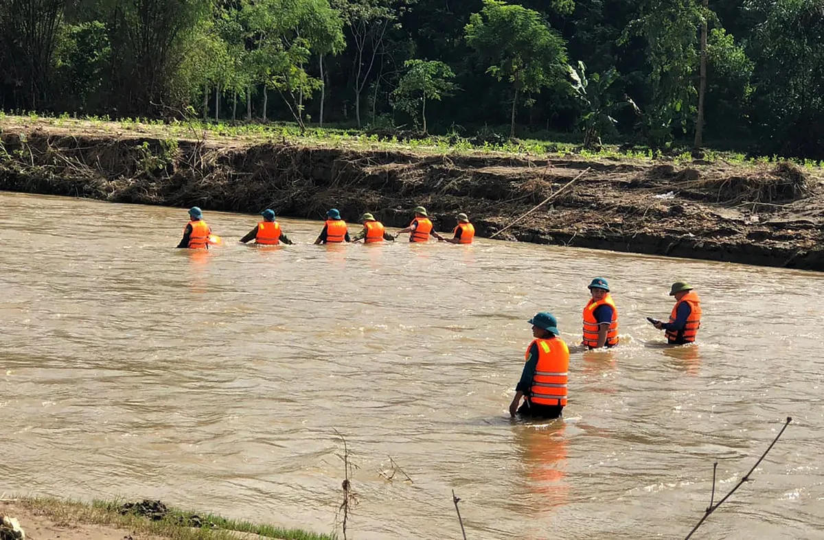 8 học sinh đi tắm biển, 2 em bị đuối nước - Ảnh 1.