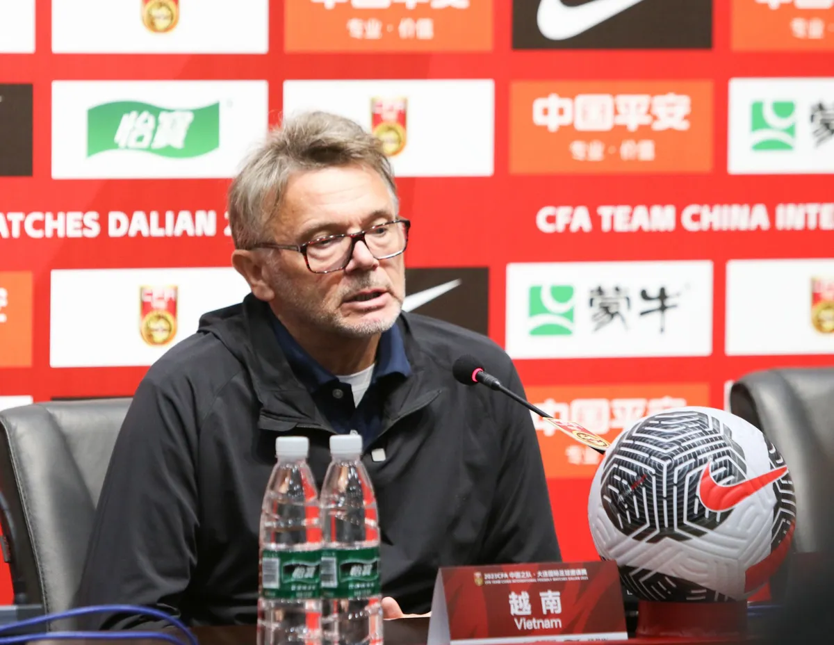 HLV Philippe Troussier hài lòng về sự nỗ lực của các cầu thủ ĐT Việt Nam - Ảnh 1. HLV Philippe Troussier hài lòng về sự nỗ lực của các cầu thủ ĐT Việt Nam - Ảnh 1.