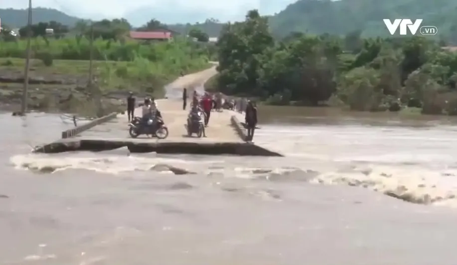 Gia lai: Tập trung thuyền chở nhu yếu phẩm cho người dân vùng lũ - Ảnh 1. Gia lai: Tập trung thuyền chở nhu yếu phẩm cho người dân vùng lũ - Ảnh 1.
