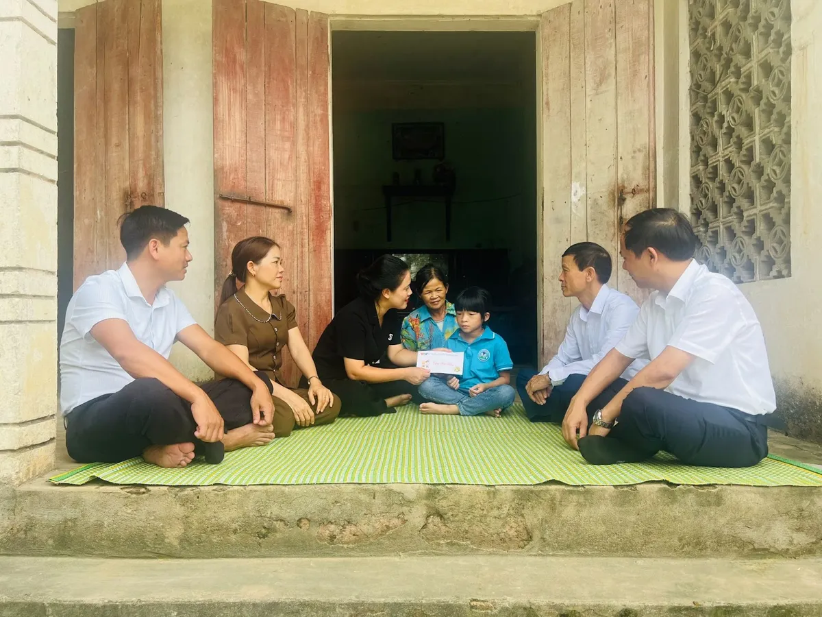 Quỹ Tấm lòng Việt trao tặng 66 suất học bổng cho các em học sinh nghèo vượt khó tại tỉnh Phú Thọ - Ảnh 4.