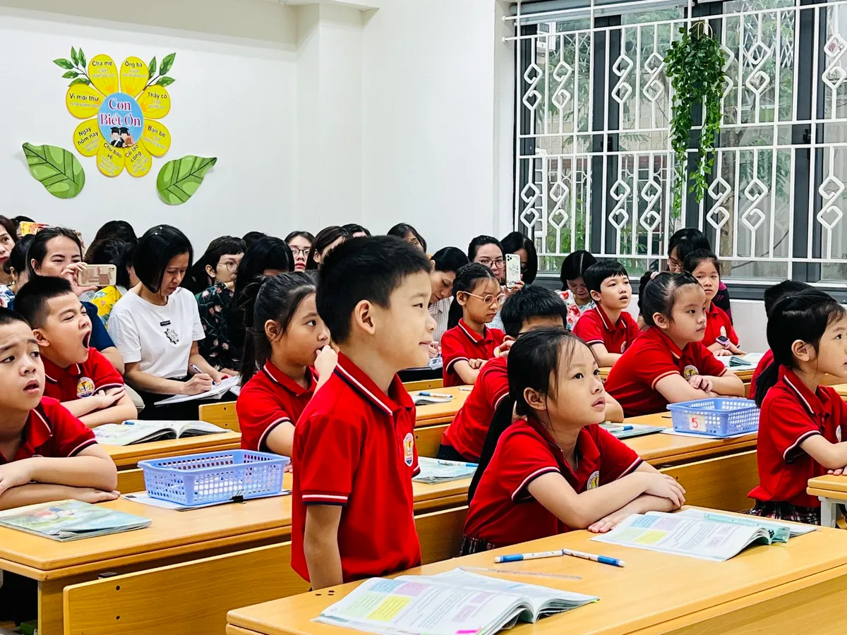 Tăng cường hoạt động trải nghiệm trong qu&aacute; tr&igrave;nh giảng dạy với học sinh cấp tiểu học - Ảnh 2.