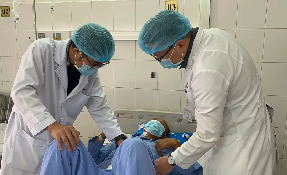 Cứu sống bệnh nhân bị vết thương thấu bụng, hoại tử ruột non nguy kịch - Ảnh 1. Cứu sống bệnh nhân bị vết thương thấu bụng, hoại tử ruột non nguy kịch - Ảnh 1.
