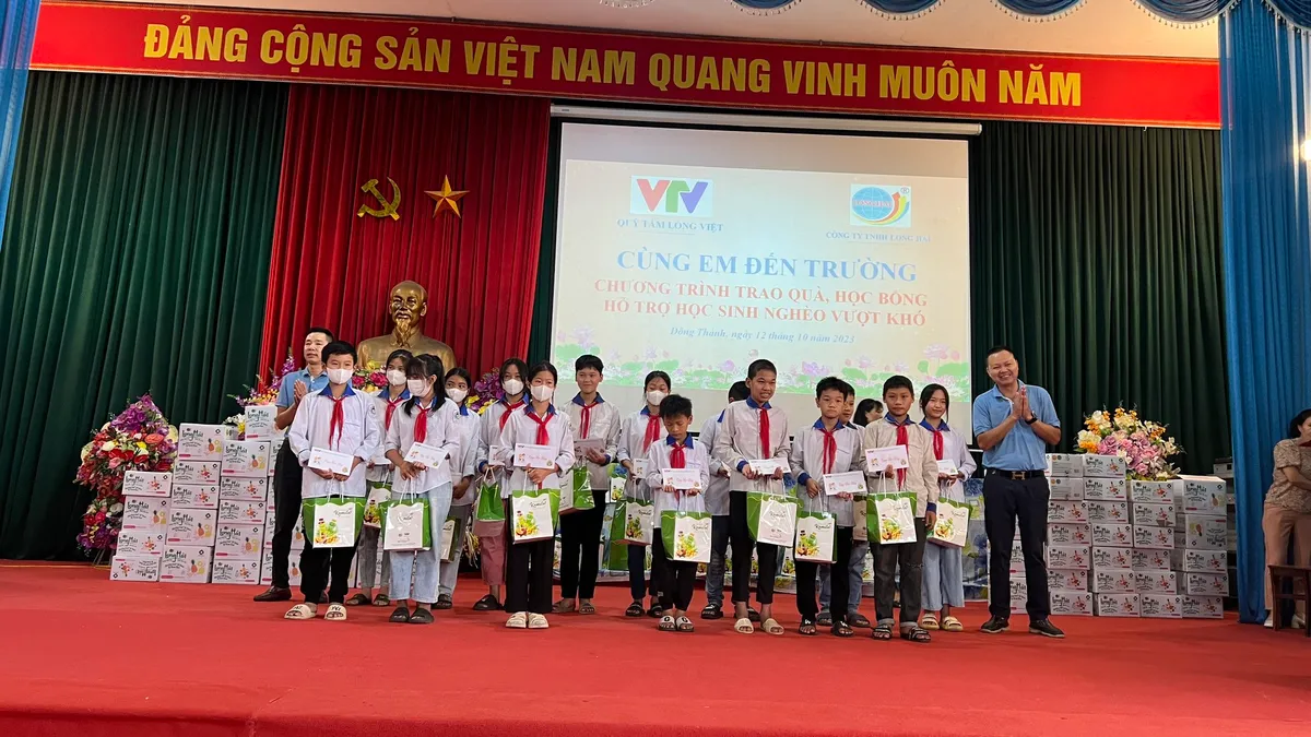 Quỹ Tấm lòng Việt trao tặng 66 suất học bổng cho các em học sinh nghèo vượt khó tại tỉnh Phú Thọ - Ảnh 2.