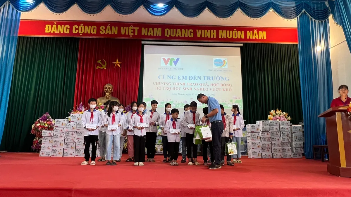 Quỹ Tấm lòng Việt trao tặng 66 suất học bổng cho các em học sinh nghèo vượt khó tại tỉnh Phú Thọ - Ảnh 3.