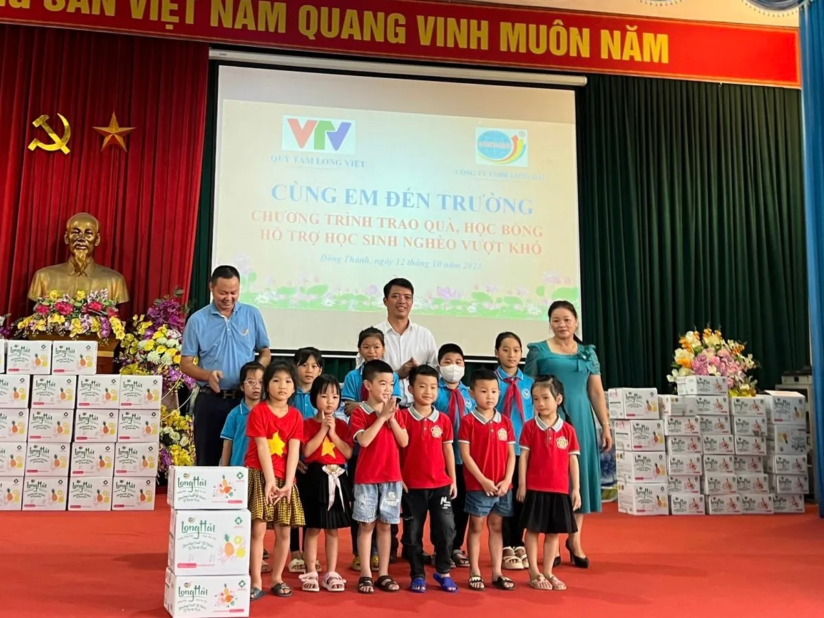 Quỹ Tấm lòng Việt trao tặng 66 suất học bổng cho các em học sinh nghèo vượt khó tại tỉnh Phú Thọ - Ảnh 1.