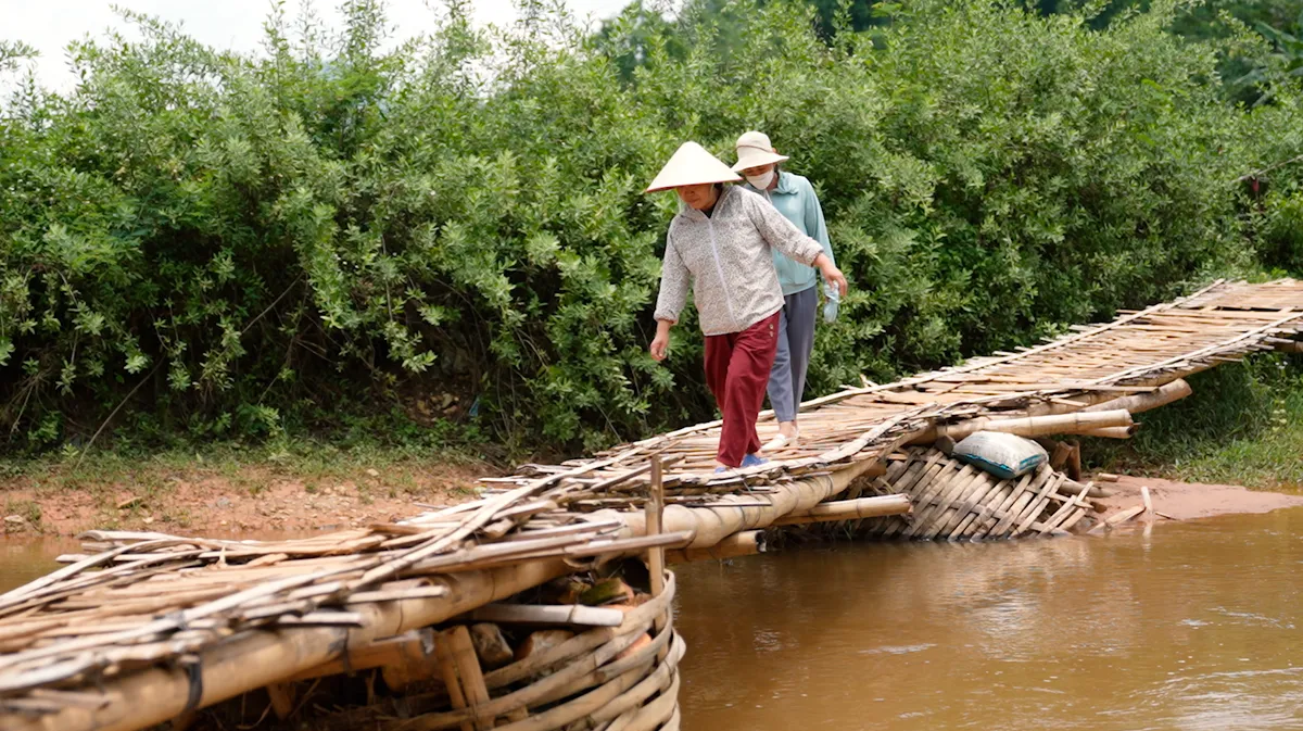 Chuyện những bước chân lội suối đến trường - Ảnh 3.