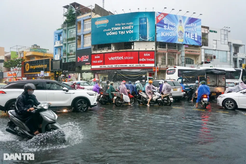 Mưa lớn, nhiều học sinh ở Đà Nẵng, Quảng Trị phải nghỉ học - Ảnh 1.