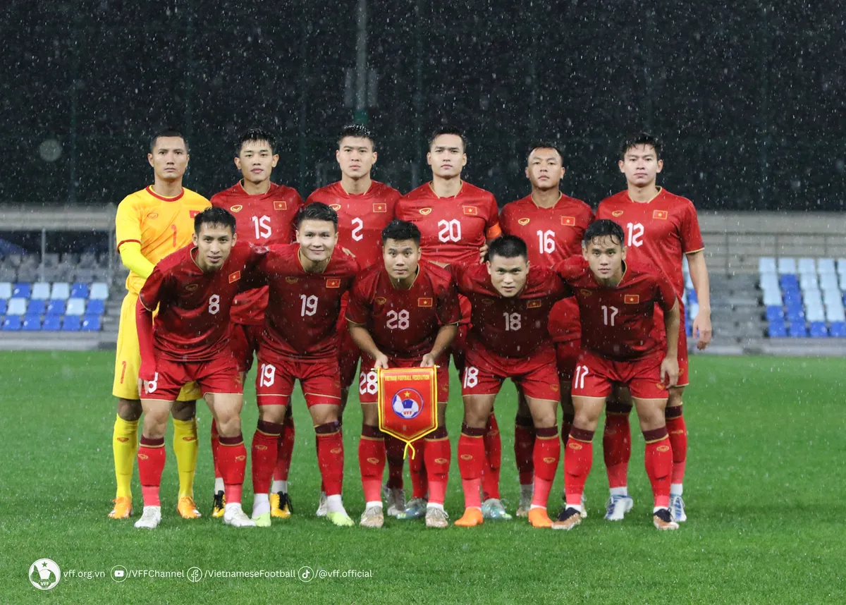 HLV Troussier thử nghiệm trong thất bại 0-2 của ĐT Việt Nam trước Uzbekistan - Ảnh 1. HLV Troussier thử nghiệm trong thất bại 0-2 của ĐT Việt Nam trước Uzbekistan - Ảnh 1.