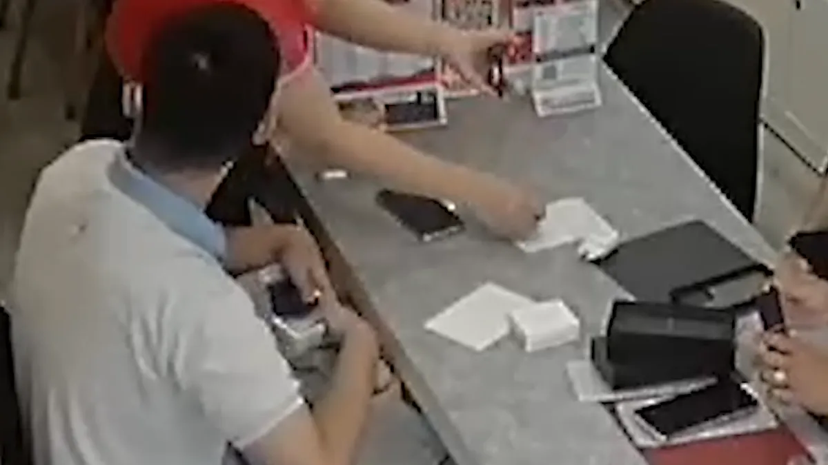 Nam thanh ni&ecirc;n tr&aacute;o điện thoại m&ocirc; h&igrave;nh lấy iPhone 14 Pro Max - Ảnh 1.