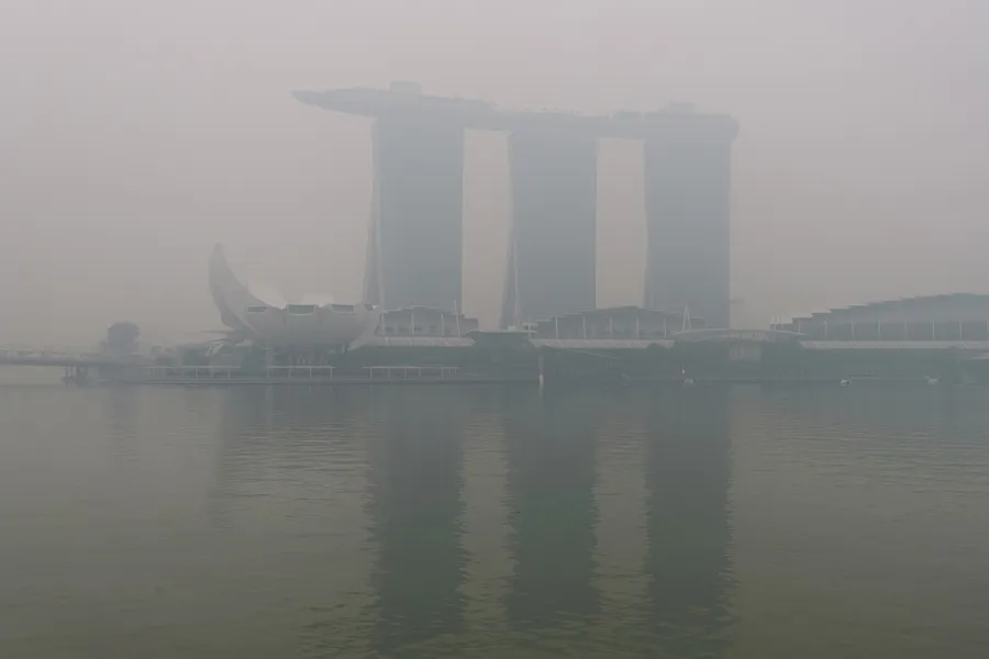 Khói mù tái diễn, chạm mốc có hại cho sức khỏe ở Singapore - Ảnh 1.