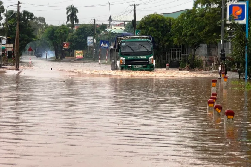 Quảng Nam: Mưa lớn kéo dài, nhiều tuyến đường giao thông trọng yếu bị chia cắt - Ảnh 1.