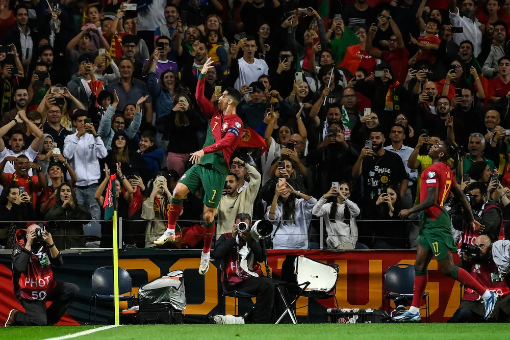 Ronaldo tỏa sáng, Bồ Đào Nha giành vé dự EURO 2024 - Ảnh 1. Ronaldo tỏa sáng, Bồ Đào Nha giành vé dự EURO 2024 - Ảnh 1.