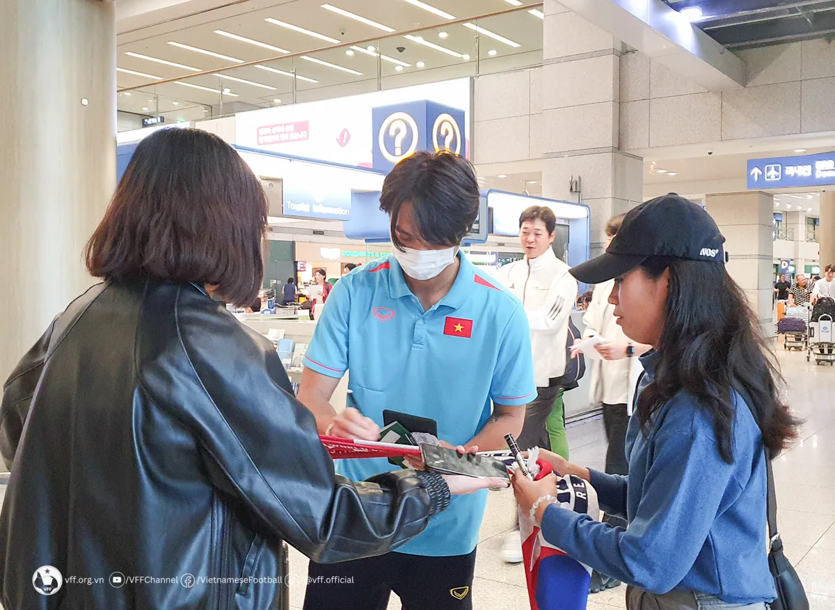 ĐT Việt Nam đã có mặt tại Suwon, chuẩn bị cho trận giao hữu với đội tuyển Hàn Quốc - Ảnh 6. ĐT Việt Nam đã có mặt tại Suwon, chuẩn bị cho trận giao hữu với đội tuyển Hàn Quốc - Ảnh 6.