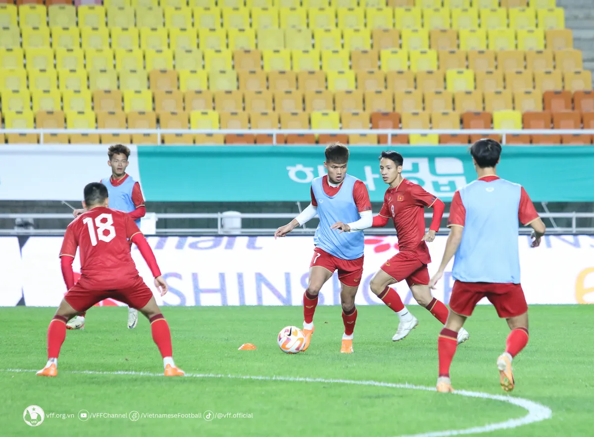 HLV Philippe Troussier ví trận đấu với ĐT Hàn Quốc như một món quà dành cho các cầu thủ Việt Nam - Ảnh 3. HLV Philippe Troussier ví trận đấu với ĐT Hàn Quốc như một món quà dành cho các cầu thủ Việt Nam - Ảnh 3.