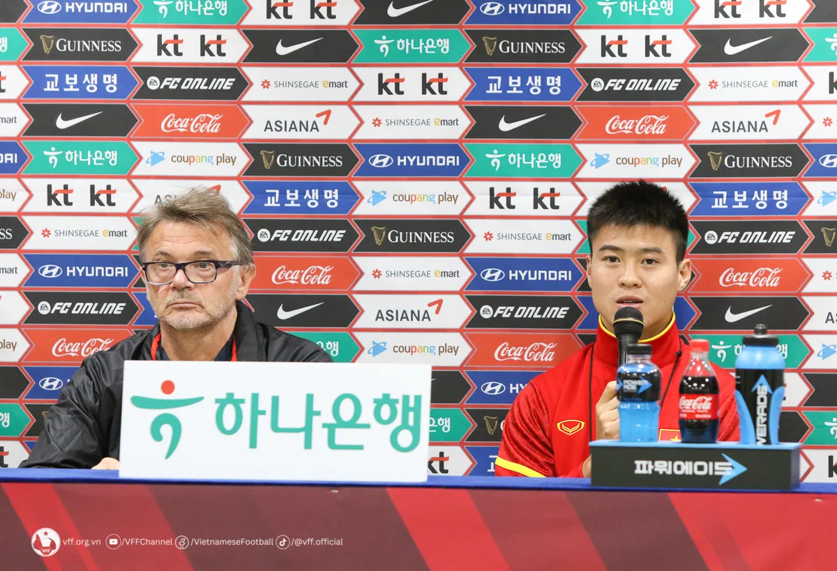 HLV Philippe Troussier ví trận đấu với ĐT Hàn Quốc như một món quà dành cho các cầu thủ Việt Nam - Ảnh 1. HLV Philippe Troussier ví trận đấu với ĐT Hàn Quốc như một món quà dành cho các cầu thủ Việt Nam - Ảnh 1.