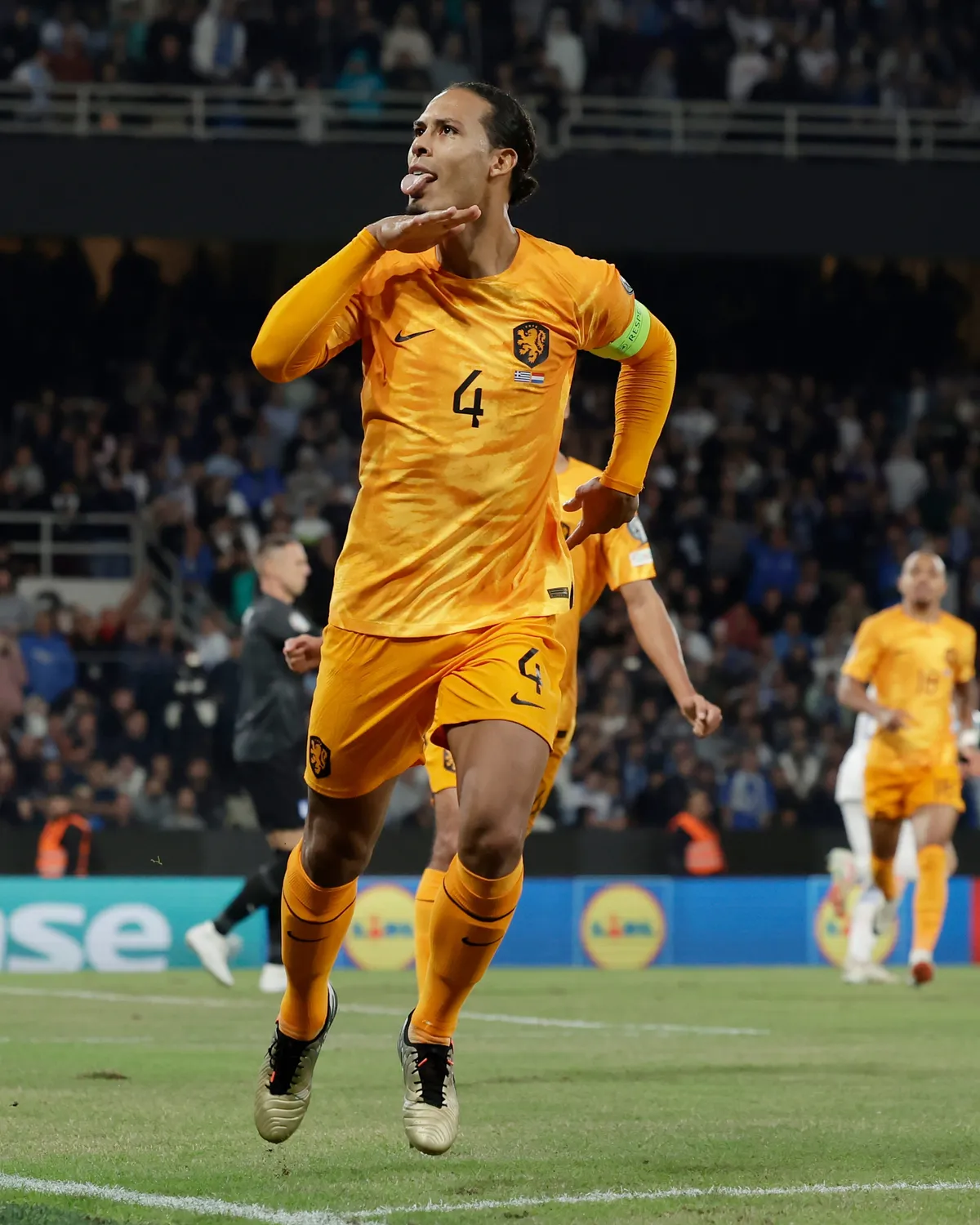 Kết quả vòng loại EURO 2024: ĐT Hà Lan thắng nghẹt thở, Ronaldo lại lập cú đúp bàn thắng cho Bồ Đào Nha - Ảnh 2. Kết quả vòng loại EURO 2024: ĐT Hà Lan thắng nghẹt thở, Ronaldo lại lập cú đúp bàn thắng cho Bồ Đào Nha - Ảnh 2.