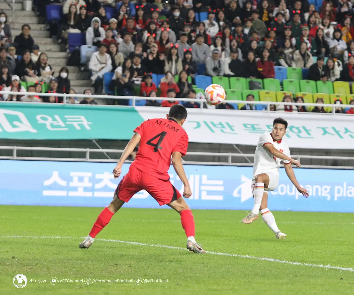 HLV Philippe Troussier: “Đội tuyển Việt Nam xứng đáng có 1-2 bàn thắng vào lưới Hàn Quốc” - Ảnh 2. HLV Philippe Troussier: “Đội tuyển Việt Nam xứng đáng có 1-2 bàn thắng vào lưới Hàn Quốc” - Ảnh 2.