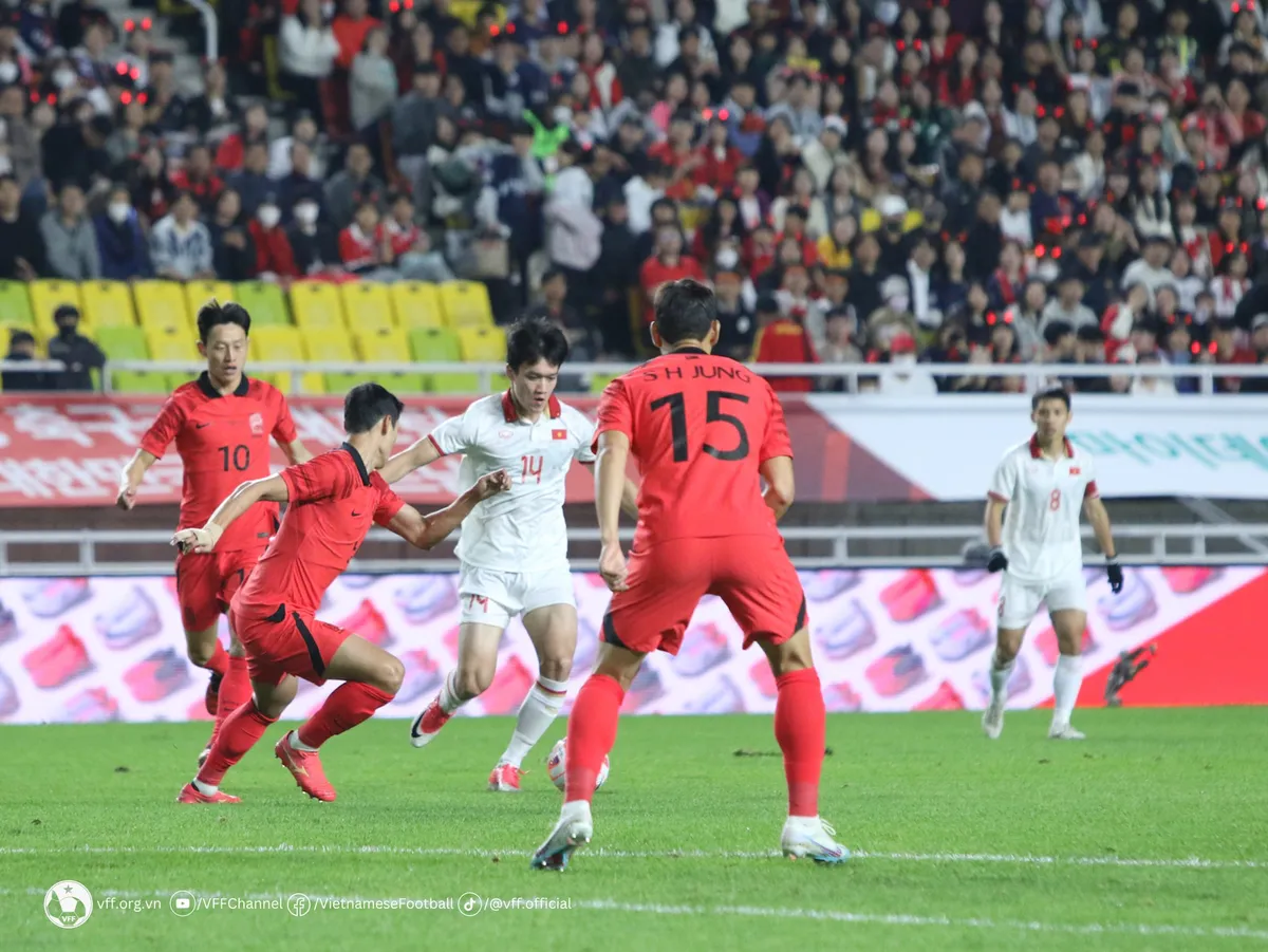 HLV Philippe Troussier: “Đội tuyển Việt Nam xứng đáng có 1-2 bàn thắng vào lưới Hàn Quốc” - Ảnh 1. HLV Philippe Troussier: “Đội tuyển Việt Nam xứng đáng có 1-2 bàn thắng vào lưới Hàn Quốc” - Ảnh 1.