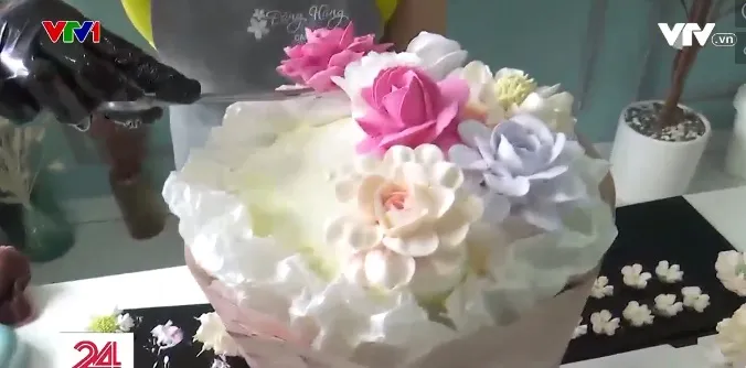 S&ocirc;i động thị trường qu&agrave; tặng dịp 20/10 - Ảnh 1.