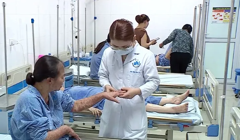 Nguy hiểm do tự sử dụng thuốc - Ảnh 1. Nguy hiểm do tự sử dụng thuốc - Ảnh 1.