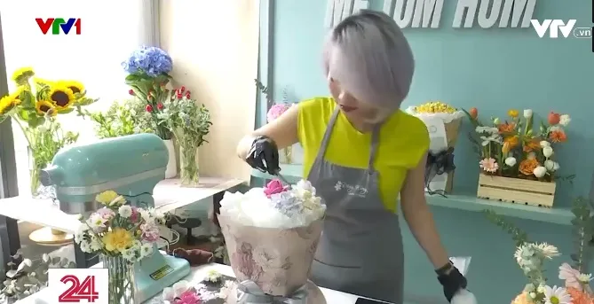 S&ocirc;i động thị trường qu&agrave; tặng dịp 20/10 - Ảnh 2.