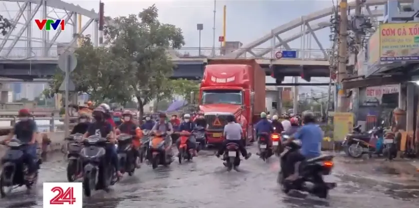 TP Hồ Chí Minh: Người dân chật vật vì triều cường - Ảnh 1.