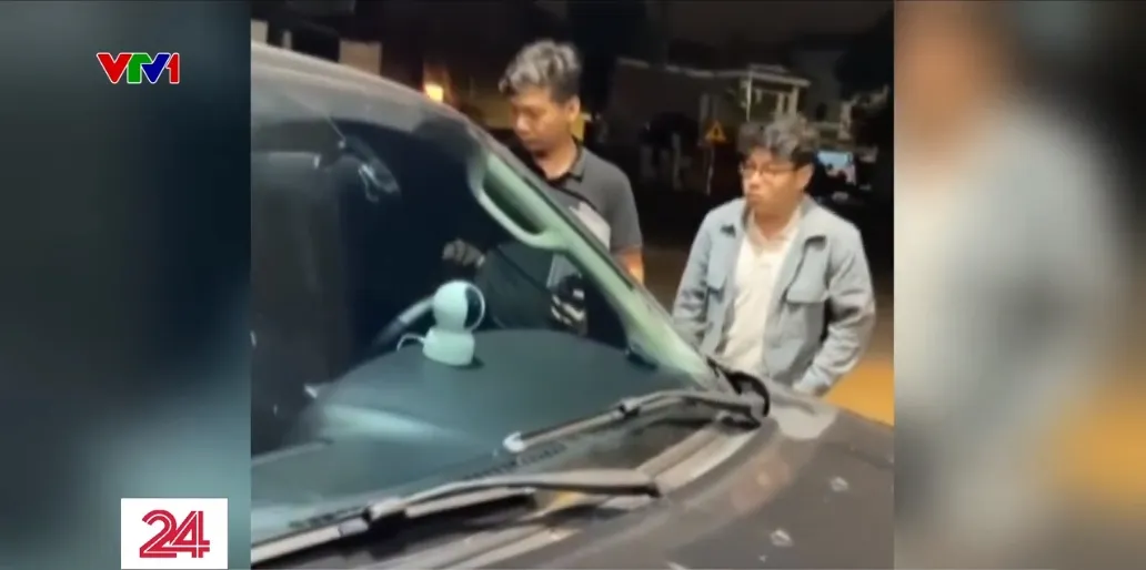 H&agrave; Nội: Tạm giữ nhiều &ocirc; t&ocirc; qu&acirc;y k&iacute;n c&acirc;y xăng, cản trở người mua xăng - Ảnh 1.