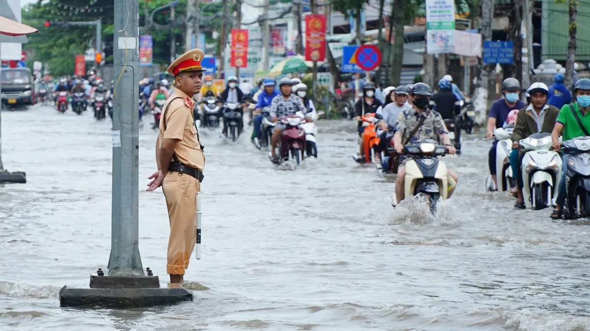 Triều cường vượt báo động 3, người dân bì bõm lội nước ngày đầu tuần - Ảnh 1.