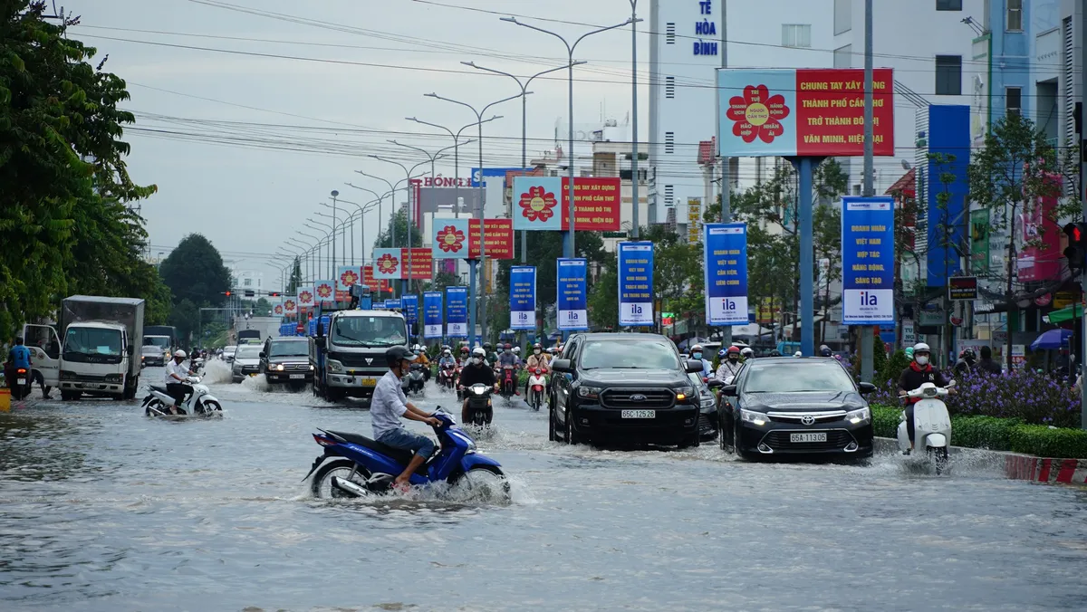 Triều cường vượt báo động 3, người dân bì bõm lội nước ngày đầu tuần - Ảnh 2.