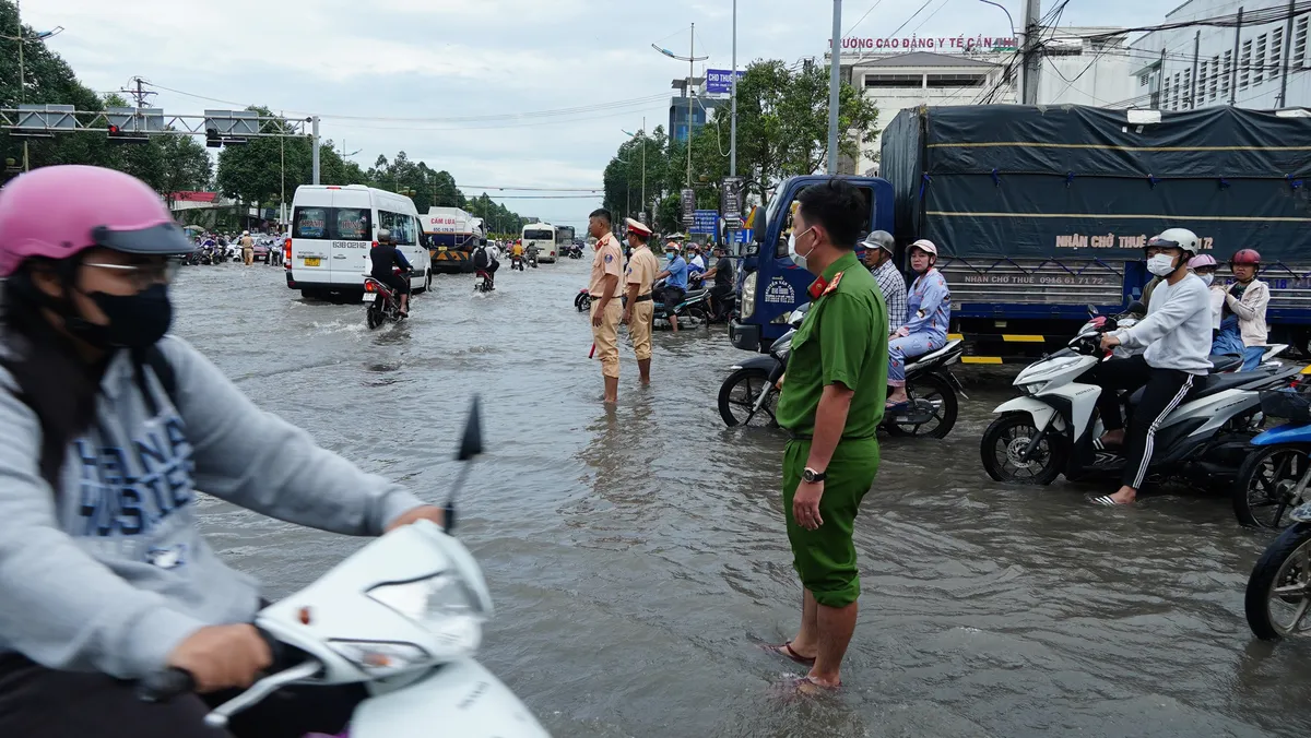 Triều cường vượt báo động 3, người dân bì bõm lội nước ngày đầu tuần - Ảnh 3.