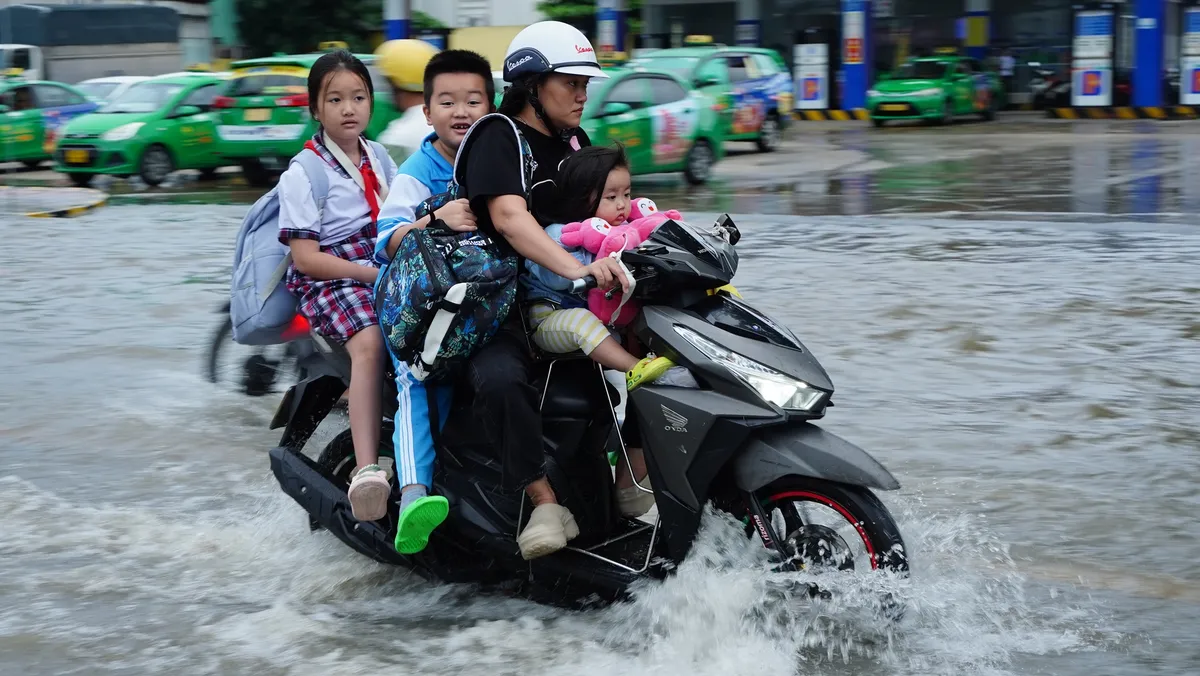 Triều cường vượt báo động 3, người dân bì bõm lội nước ngày đầu tuần - Ảnh 5.