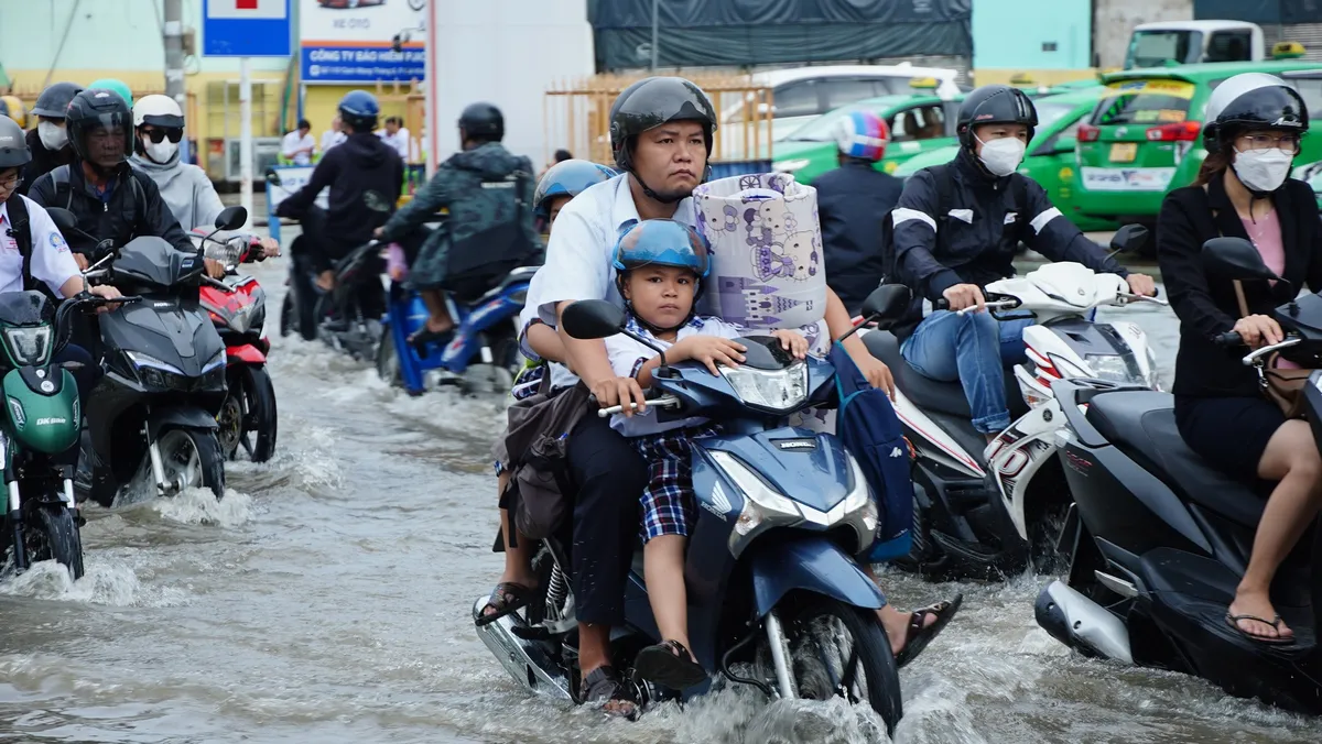 Triều cường vượt báo động 3, người dân bì bõm lội nước ngày đầu tuần - Ảnh 6.