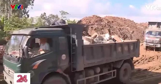 Tinh vi thủ đoạn khai th&aacute;c hủy hoại đất b&atilde;i ven s&ocirc;ng - Ảnh 1.