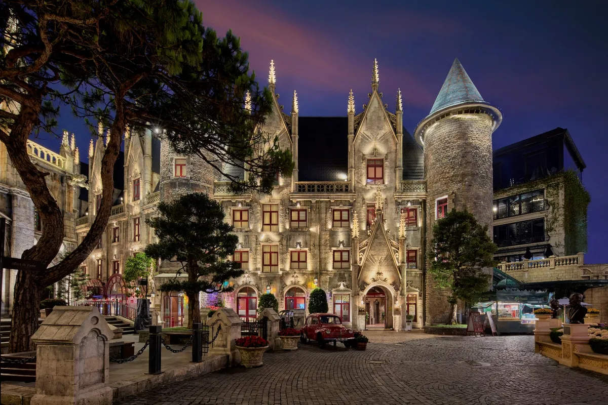 Ngẩn ngơ với căn ph&ograve;ng c&oacute; ban c&ocirc;ng đầy hoa như ở ch&acirc;u &Acirc;u tr&ecirc;n đỉnh B&agrave; N&agrave; - Ảnh 3.