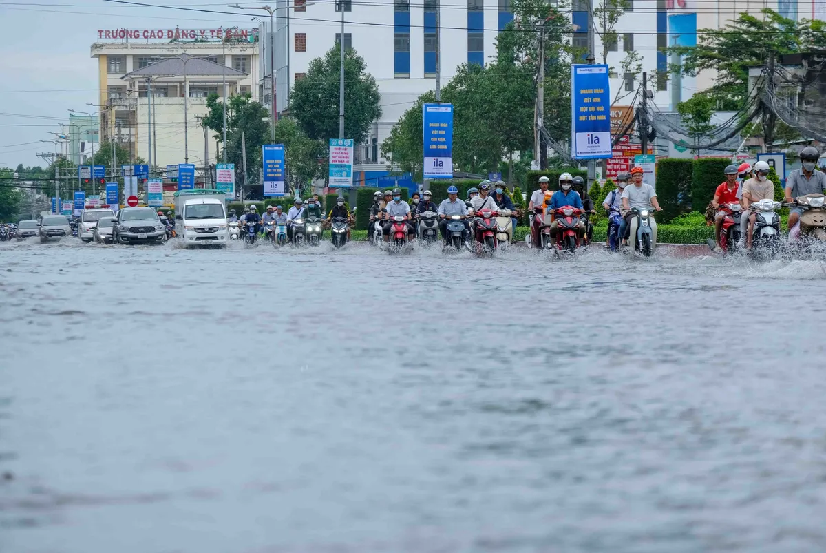 Triều cường, mưa lớn làm ảnh hưởng cuộc sống - Ảnh 2.