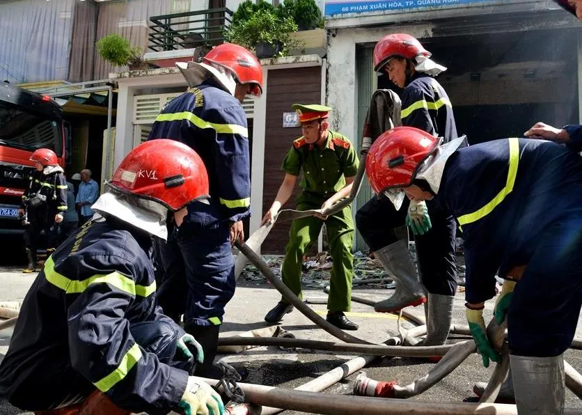 Quảng Ngãi: Cháy lớn thiêu rụi cửa hàng nhựa - Ảnh 7.