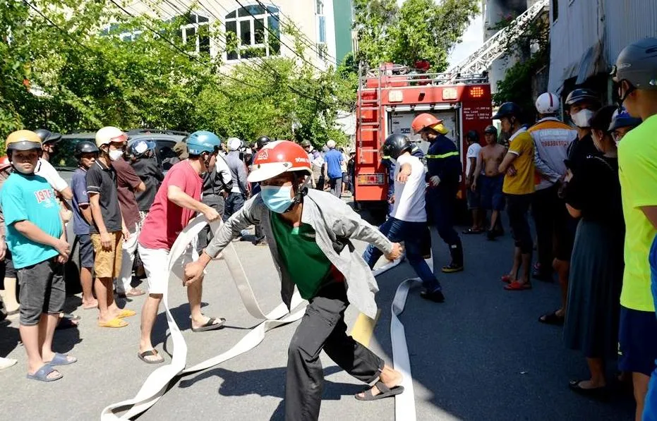 Quảng Ngãi: Cháy lớn thiêu rụi cửa hàng nhựa - Ảnh 6.